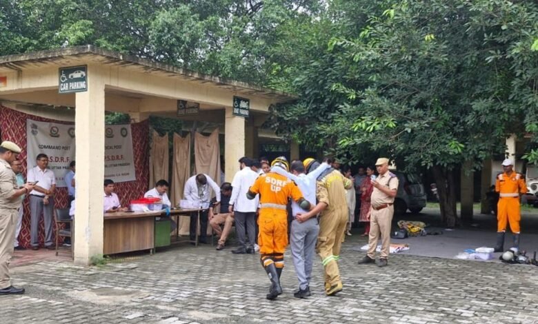 उत्तर प्रदेश, नोएडा: गौतमबुद्ध नगर में पांच जगहों पर हुई मॉक ड्रिल, NDRF ने दिखाया बचाव अभियान