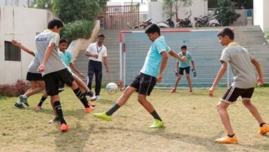 उत्तर प्रदेश, नोएडा: खेलकूद के लिए जगह नहीं, कमरों में कैद रहते हैं बच्चे