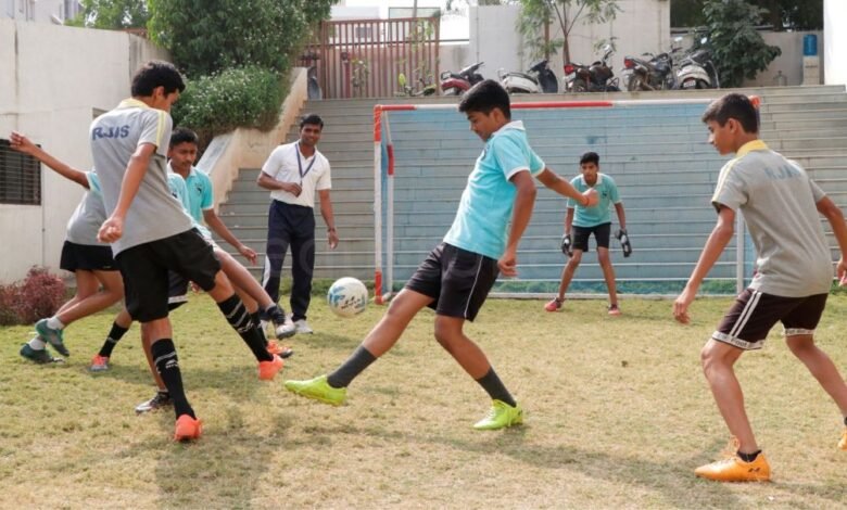 उत्तर प्रदेश, नोएडा: खेलकूद के लिए जगह नहीं, कमरों में कैद रहते हैं बच्चे