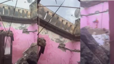 उत्तर प्रदेश, नोएडा: नोएडा सेक्टर-31 में जर्जर इमारत की छत गिरी, बड़ा हादसा टला