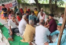 उत्तर प्रदेश, नोएडा: चौथे दिन भी जारी रहा किसानों का धरना, सोमवार के बाद खुद रोकेंगे जल दोहन