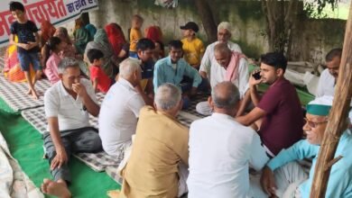 उत्तर प्रदेश, नोएडा: चौथे दिन भी जारी रहा किसानों का धरना, सोमवार के बाद खुद रोकेंगे जल दोहन
