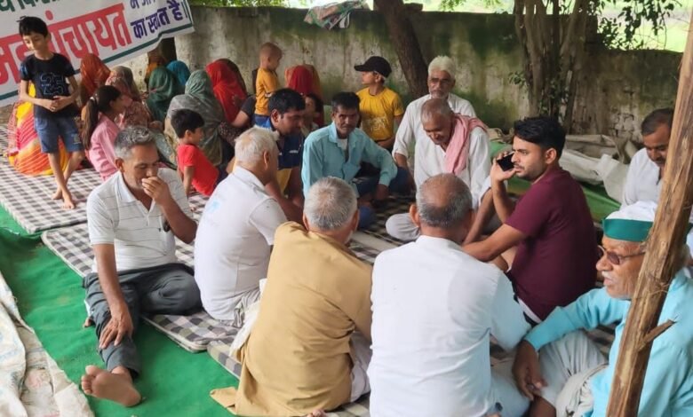 उत्तर प्रदेश, नोएडा: चौथे दिन भी जारी रहा किसानों का धरना, सोमवार के बाद खुद रोकेंगे जल दोहन