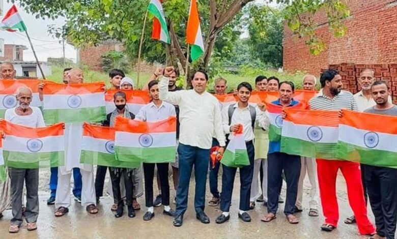 उत्तर प्रदेश, नोएडा: ग्रेटर नोएडा में निकली तिरंगा यात्रा:शहीद दरियाव सिंह नागर को दी श्रद्धांजलि, युवाओं ने लिया देश सेवा का संकल्प