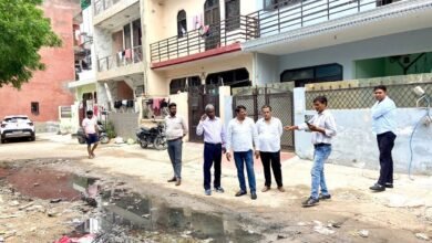 उत्तर प्रदेश, नोएडा: सीवर ओवरफ्लो की समस्या से परेशान व्यापारियों ने प्रदर्शन किया