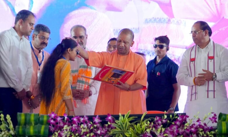 - सपा काल में स्कूलों में न क्लास थे, न शौचालय, आज अत्याधुनिक स्मार्ट और डिजिटल क्लास व लैब की मिल रही सुविधा, कभी दंगों और अराजकता के लिए जाना जाता था मुरादाबाद, कुंदरकी उपचुनाव ने सपा के मंसूबों पर फेर दिया पानी