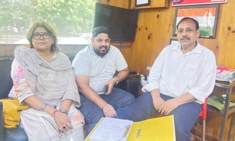 नोएडा :नोएडा में डॉग की समस्या के समाधान हेतु सखा एक पहल और युवा क्रांति सेना का संयुक्त अभियान