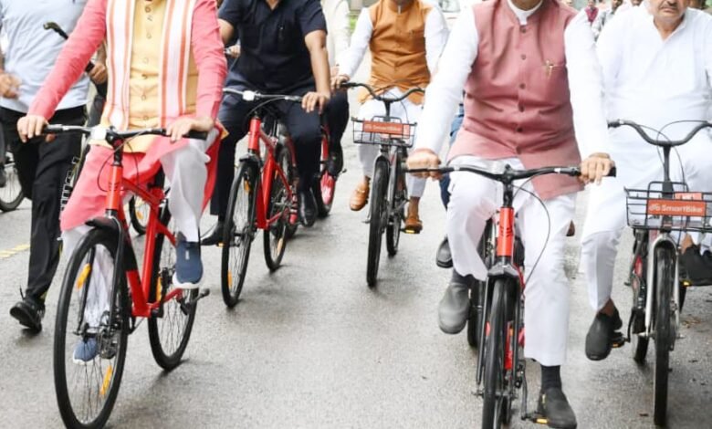 हरियाणा, चंडीगढ़: मुख्यमंत्री, विधानसभा स्पीकर, मंत्री और विधायकों के साथ साइकिल से विधानसभा पहुंचे, दिया नशामुक्ति और पर्यावरण जागरूकता का संदेश