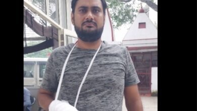 उत्तर प्रदेश, नोएडा: दो पक्षों में हिंसक झड़प, लाठी-डंडे और फरसे चले