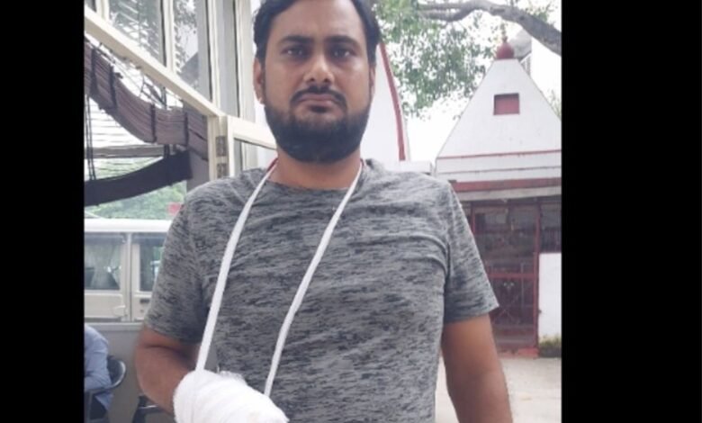 उत्तर प्रदेश, नोएडा: दो पक्षों में हिंसक झड़प, लाठी-डंडे और फरसे चले