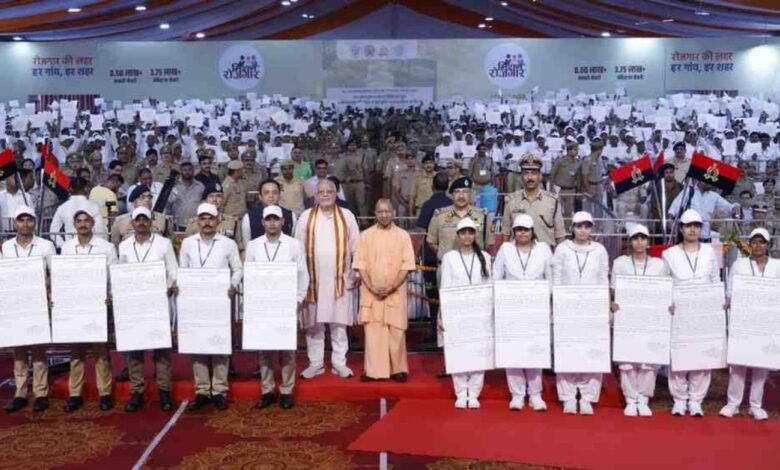 सीएम योगी ने 1,374 सहायक परिचालकों व 120 कर्मशाला कर्मचारियों को सौंपे नियुक्ति पत्र
