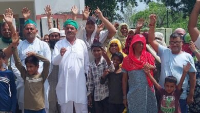 उत्तर प्रदेश, नोएडा: बिजली घर पर 4 गांव के ग्रामीणों ने किया प्रदर्शन