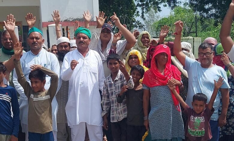 उत्तर प्रदेश, नोएडा: बिजली घर पर 4 गांव के ग्रामीणों ने किया प्रदर्शन