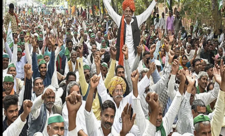 उत्तर प्रदेश, नोएडा: किसानों ने की आवासीय प्लॉट और अतिरिक्त मुआवजे की मांग