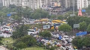 उत्तर प्रदेश, नोएडा: बारिश और जाम ने लोगों की परेशानी बढ़ाई