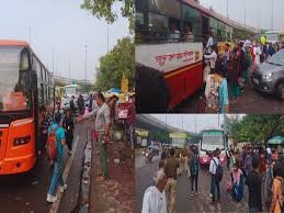 उत्तर प्रदेश, नोएडा: बस का इंतजार करते रहे लोग