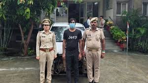 उत्तर प्रदेश, नोएडा: उबर कैब ड्राइवर के पास से मिले 2 नाम के आधार कार्ड, परिवार को बंधक बनाकर डराया था