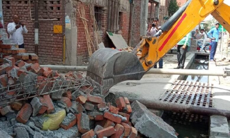 उत्तर प्रदेश, नोएडा: नोएडा प्राधिकरण ने अवैध निर्माण किया ध्वस्त