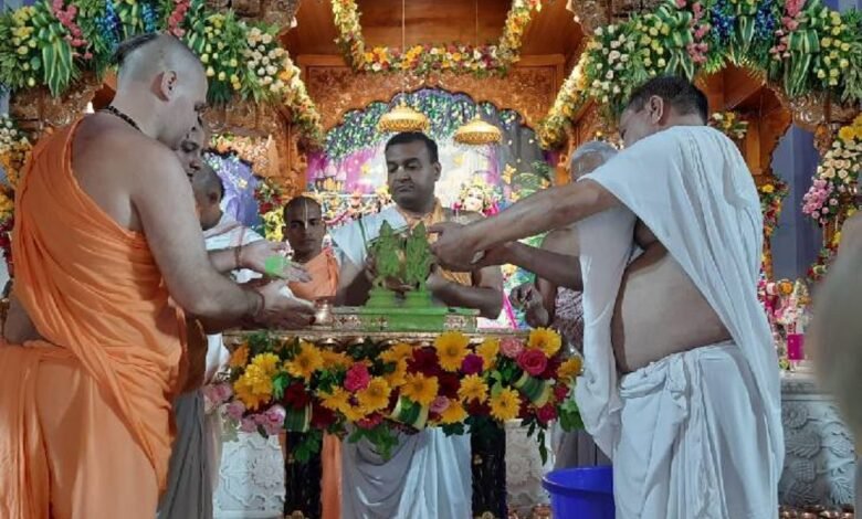 उत्तर प्रदेश, नोएडा: इस्कॉन में मनाया गया बलराम जन्मोत्सव