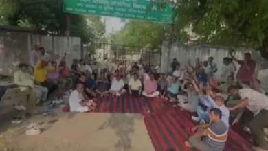 उत्तर प्रदेश, नोएडा: लगातार दूसरे दिन पानी नहीं मिलने से टूटा सब्र, किया प्रदर्शन