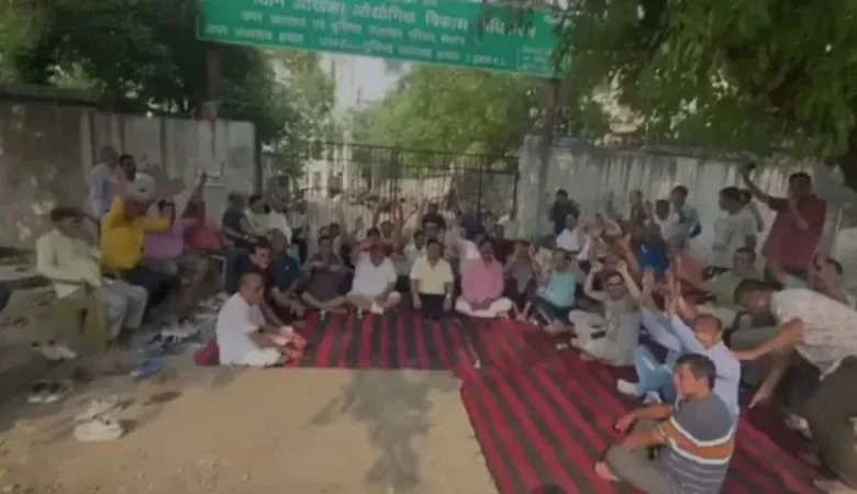 उत्तर प्रदेश, नोएडा: लगातार दूसरे दिन पानी नहीं मिलने से टूटा सब्र, किया प्रदर्शन
