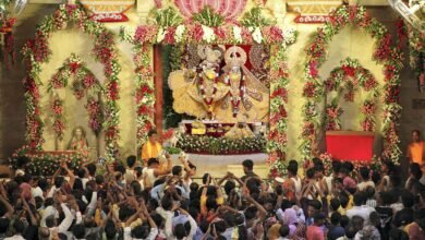 उत्तर प्रदेश, नोएडा: भगवान श्रीकृष्ण की शोभायात्रा निकाली