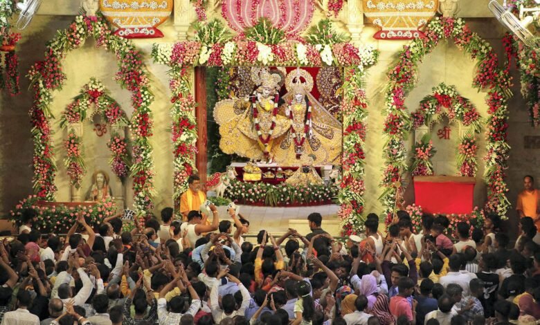 उत्तर प्रदेश, नोएडा: भगवान श्रीकृष्ण की शोभायात्रा निकाली