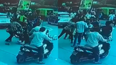 उत्तर प्रदेश, नोएडा: रंजिश में बाइक सवार को लात-घूंसों से पीटा