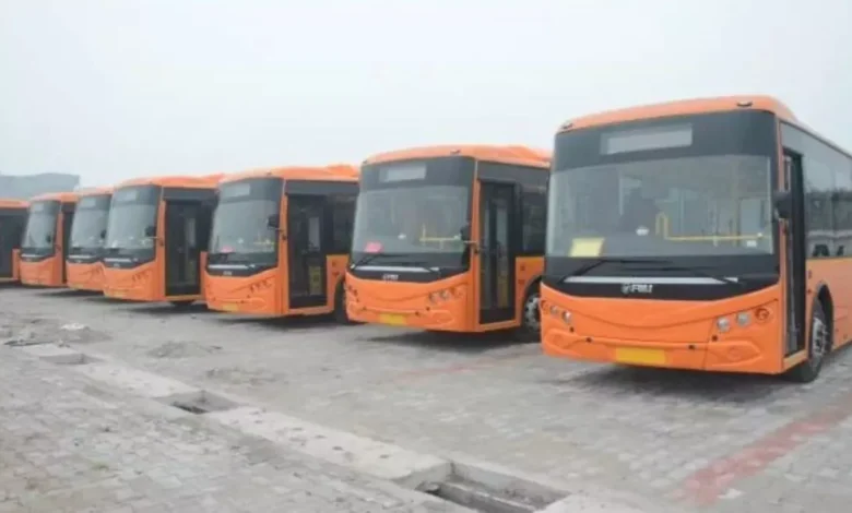 उत्तर प्रदेश, नोएडा: आगरा-हरिद्वार रूट पर प्राइवेट इलेक्ट्रिक बसों का रास्ता साफ, परिवहन मंत्री ने दिखाई हरी झंडी