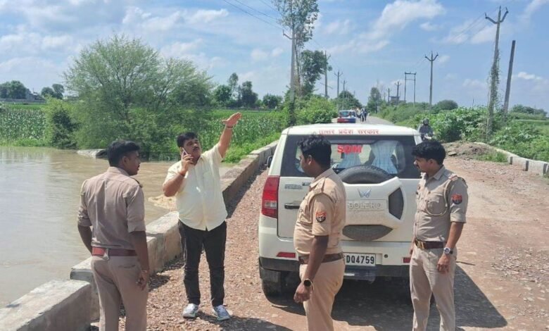 उत्तर प्रदेश, नोएडा: यमुना के पानी में डूबे 1500 फार्महाउस, सामने आ रहे डायरिया, बुखार और त्वचा रोग के मरीज