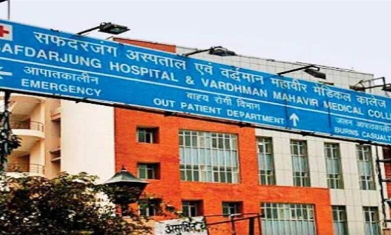 नई दिल्ली: सफदरजंग अस्पताल के बॉयज हॉस्टल की छत गिरी, छात्र घायल