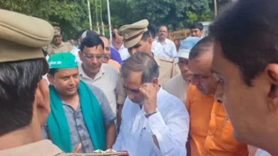 उत्तर प्रदेश, नोएडा: बाढ़ पीड़ितों को राहत सामग्री बांटने पहुंचे प्रभारी मंत्री, किसानों ने घेरकर बताई समस्याओं