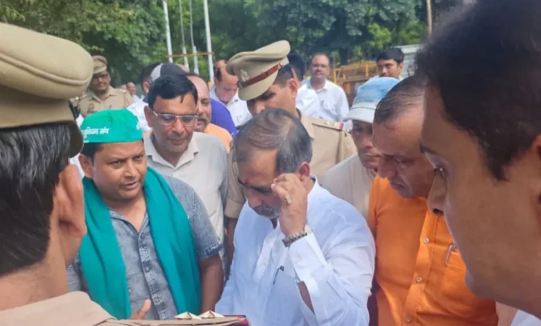 उत्तर प्रदेश, नोएडा: बाढ़ पीड़ितों को राहत सामग्री बांटने पहुंचे प्रभारी मंत्री, किसानों ने घेरकर बताई समस्याओं
