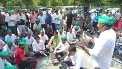 उत्तर प्रदेश, नोएडा: जमीन कब्जा मुक्त कराने पर बवाल, पुलिस ने लाठी-चार्ज कर खदेड़ा; थाने के गेट पर किसानों का प्रदर्शन