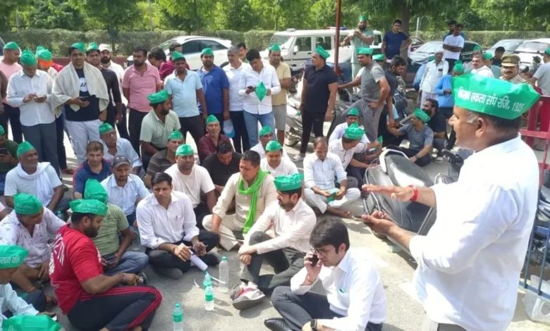 उत्तर प्रदेश, नोएडा: जमीन कब्जा मुक्त कराने पर बवाल, पुलिस ने लाठी-चार्ज कर खदेड़ा; थाने के गेट पर किसानों का प्रदर्शन