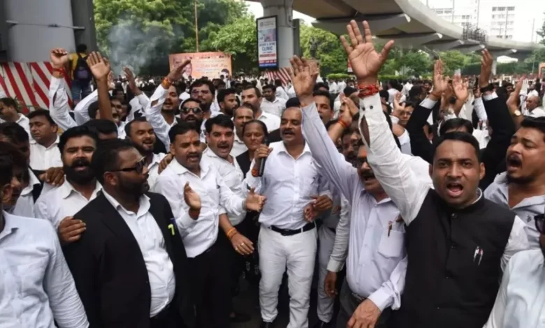 उत्तर प्रदेश, नोएडा: लगातार दूसरे दिन भी जारी रही वकीलों की हड़ताल
