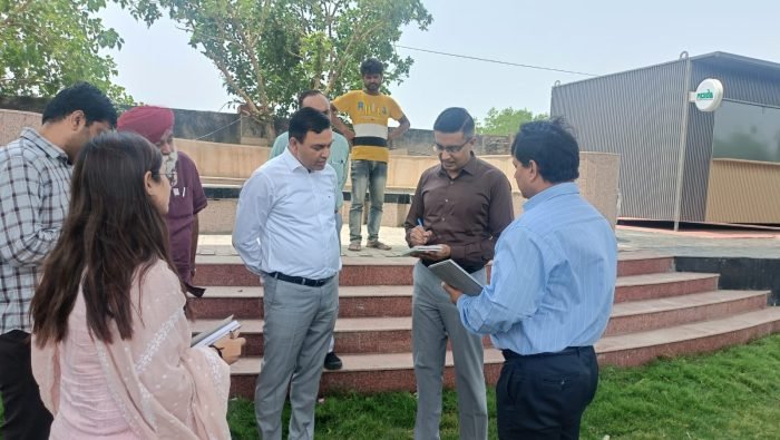 उत्तर प्रदेश, नोएडा: सीईओ ने विकास कार्यों का किया निरीक्षण