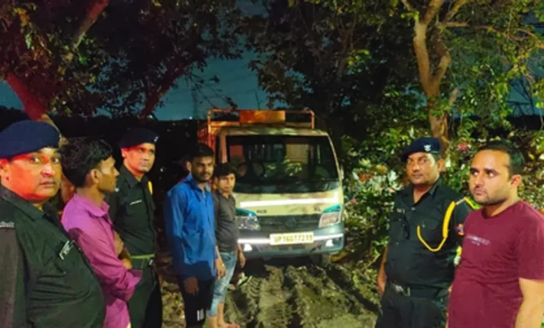 उत्तर प्रदेश, नोएडा: रोड किनारे कूड़ा डालने पर दो और ट्रैक्टर-ट्रॉली जब्त, एक लाख का जुर्माना