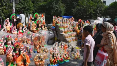 उत्तर प्रदेश, नोएडा: नोएडा में नवरात्रि शुरू होते ही मंदिरों में उमड़ी श्रद्धालुओं की भीड़, पूरे शहर में उत्सव का माहौल