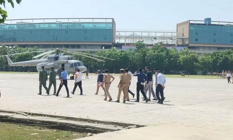 उत्तर प्रदेश, नोएडा: मुख्यमंत्री से पहले एक्सपो मार्ट का निरीक्षण करने पहुंचे डीजीपी और अपर मुख्य सचिव, हेलीकॉप्टर उतारकर किया रिहर्सल