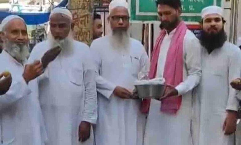 उत्तर प्रदेश, नोएडा: आजम खान की रिहाई पर दादरी में जश्न