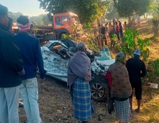 Jashpur accident NH43, car trailer collision Jashpur, five youths dead accident