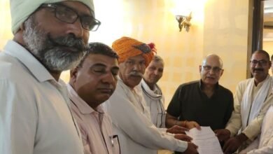 उत्तर प्रदेश, नोएडा: गौतम बुद्ध नगर में किसानों ने एमएलसी को सौंपा ज्ञापन