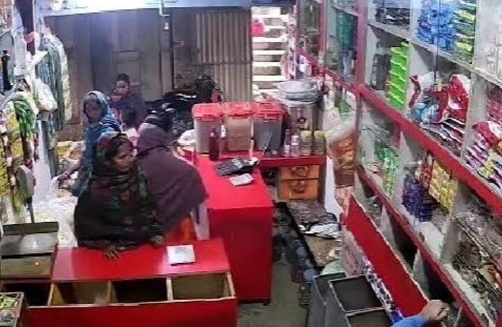 उत्तर प्रदेश, नोएडा: दो दुकानों का ताला तोड़कर चोरी