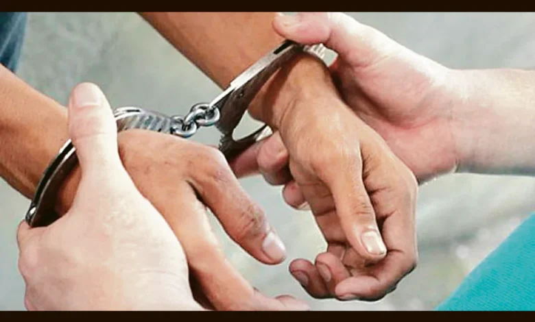 उत्तर प्रदेश, नोएडा: युवती से बदसलूकी करने वाले दो आरोपी गिरफ्तार