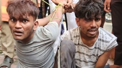 उत्तर प्रदेश, नोएडा: सेक्टर-11 में झपटमारों को पकड़कर लोगों ने पीटा