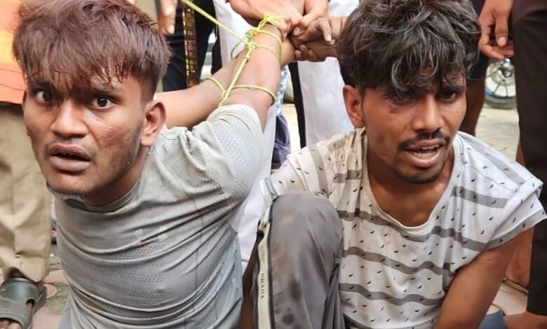 उत्तर प्रदेश, नोएडा: सेक्टर-11 में झपटमारों को पकड़कर लोगों ने पीटा