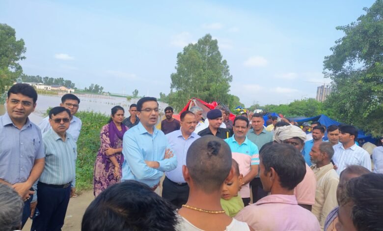 नोएडा में बाढ़ राहत