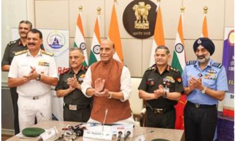 नई दिल्ली: सैन्य कूटनीति व धीरज का जहाज 'त्रिवेणी' समुद्र प्रदक्षिणा के लिए रवाना
