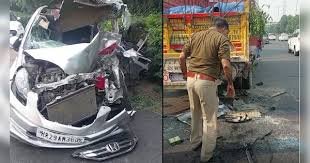 उत्तर प्रदेश, नोएडा: तेज रफ्तार कार ट्रक में घुसी, 1 की मौत 4 घायल